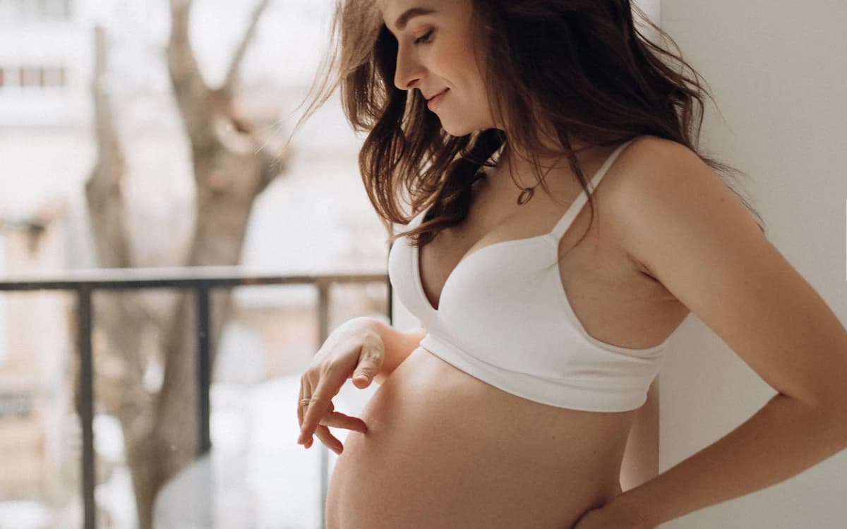 Ibu hamil beristirahat dengan nyaman saat sesi pregnancy massage