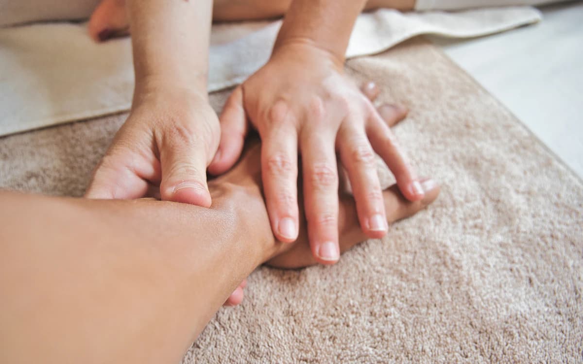 Pijat refleksi pada titik-titik telapak kaki