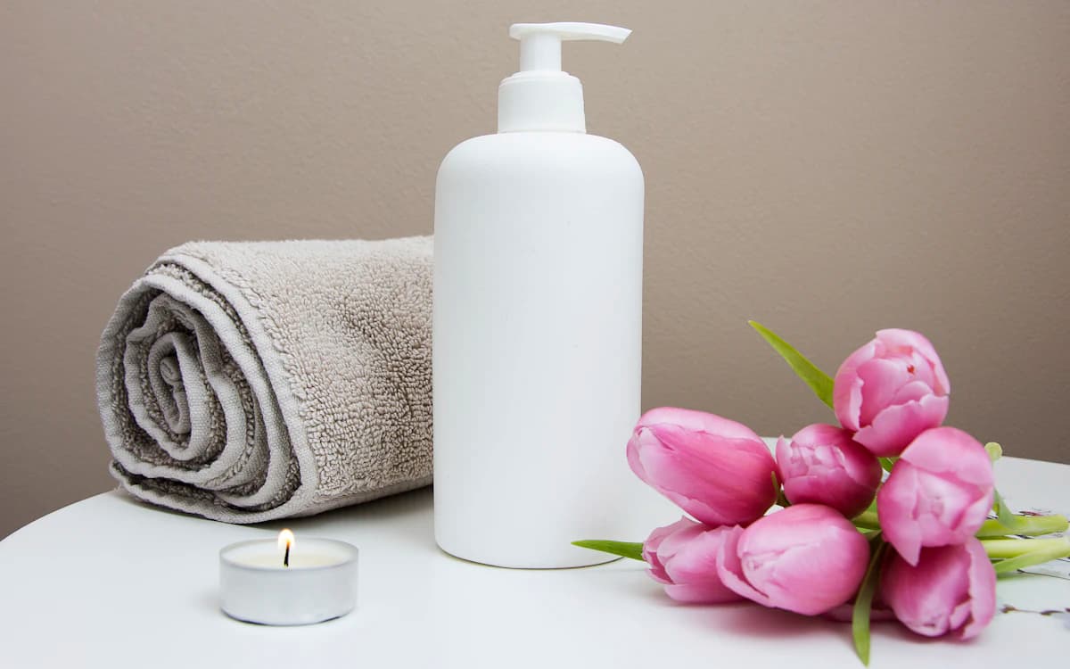 Terapis spa profesional dengan perlengkapan kerja yang bersih dan rapi
