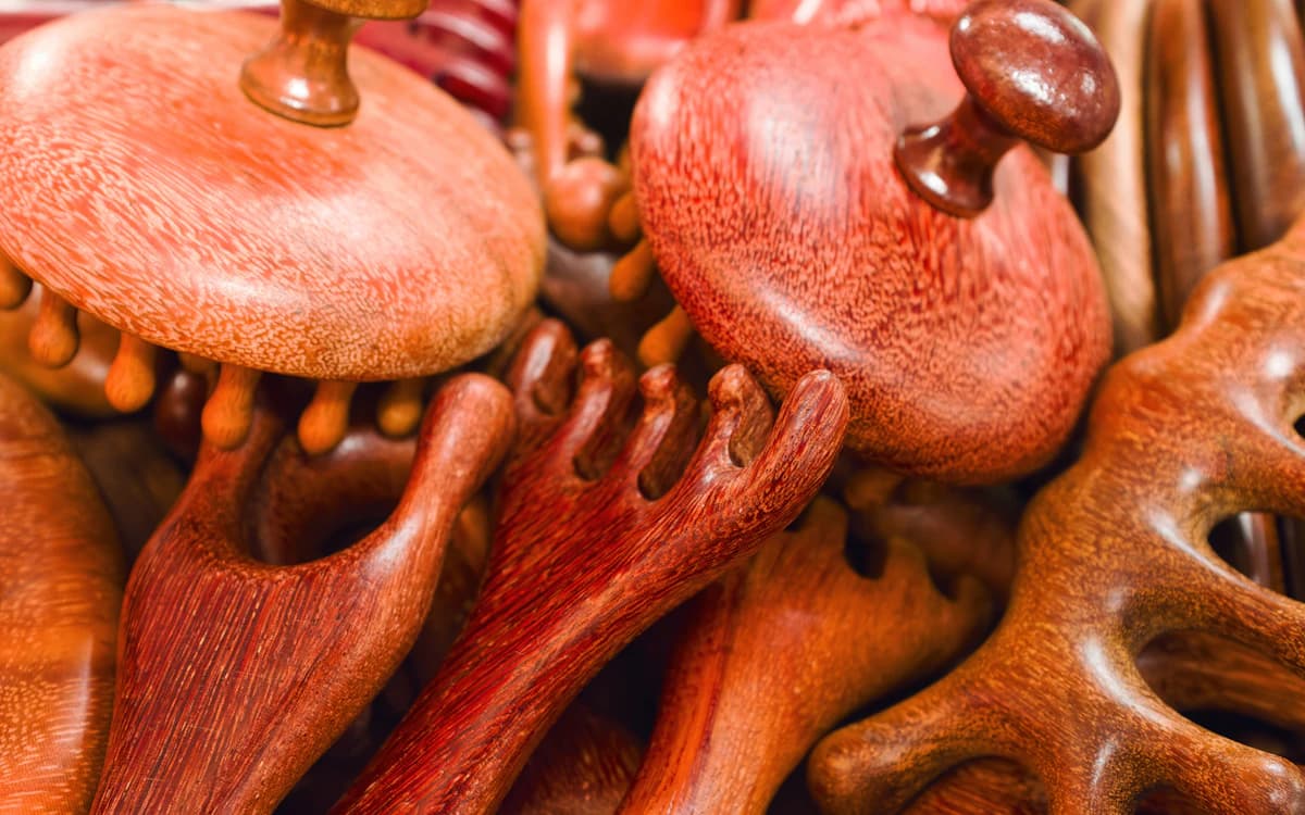 Terapi kerokan tradisional pada punggung