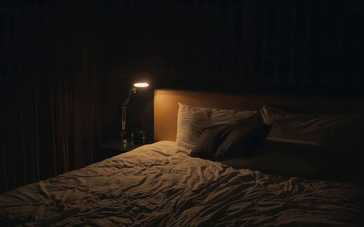 Suasana tidur yang nyenyak dan rileks setelah sesi pijat malam